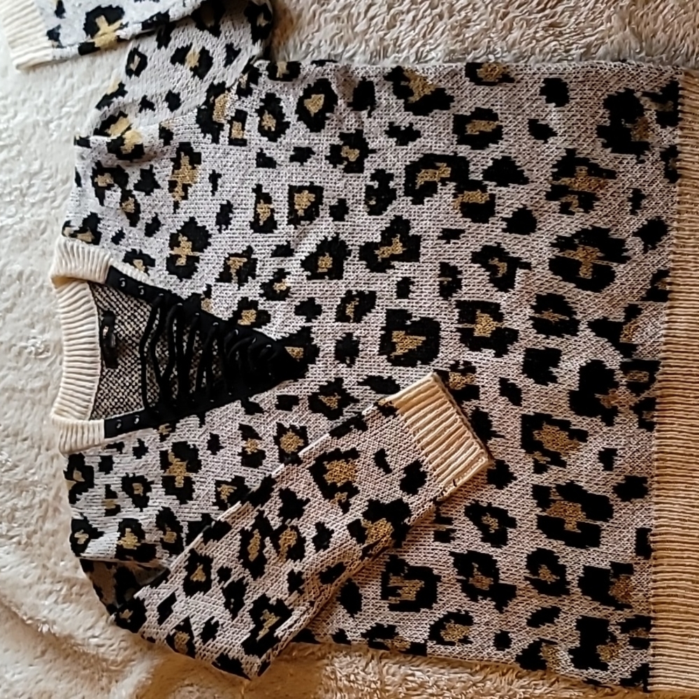 Love Tree size L leopard sweater